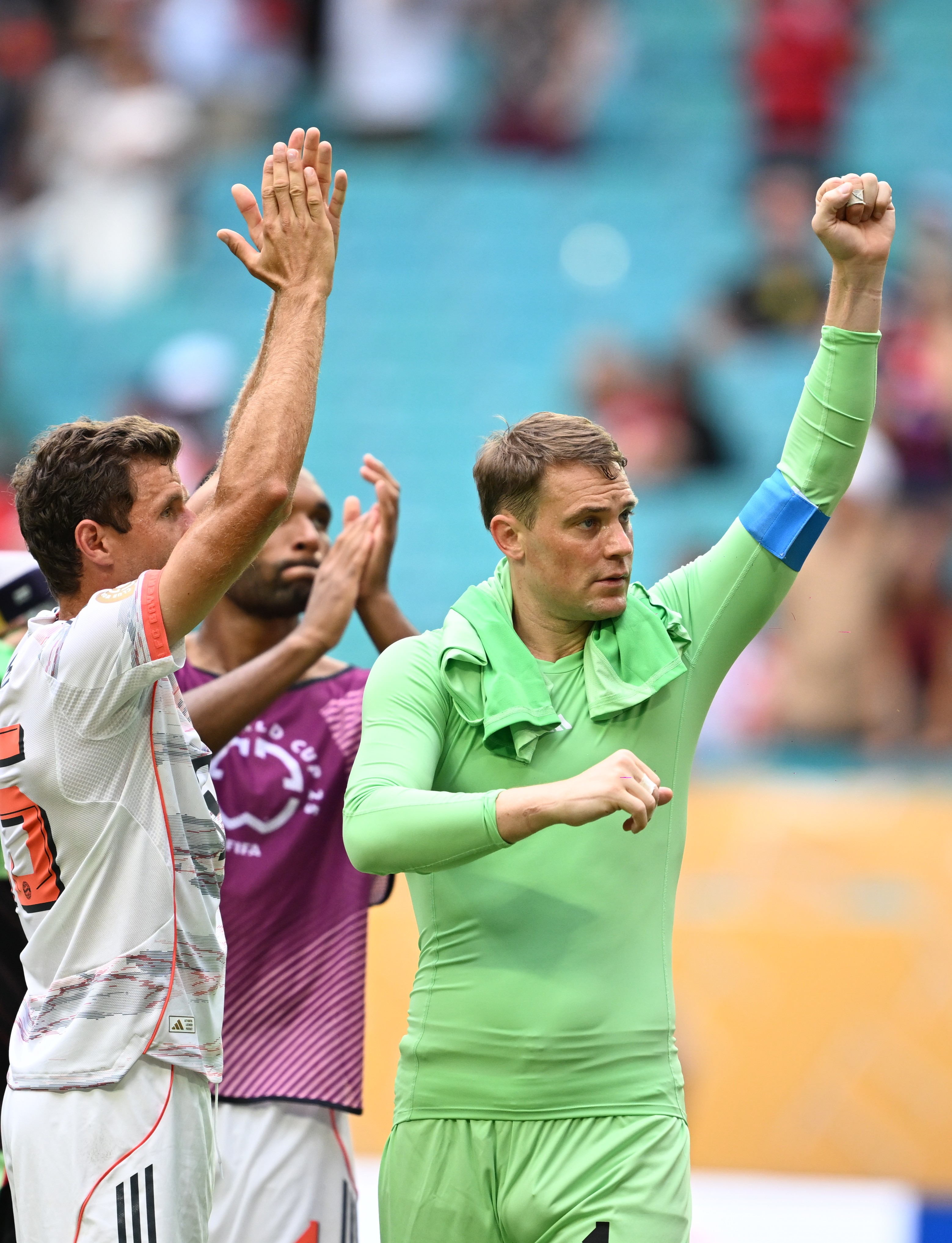 拜仁慕尼黑发布备战花絮；赛前状态回暖；荷甲任务艰巨；临场指挥获称赞的简单介绍