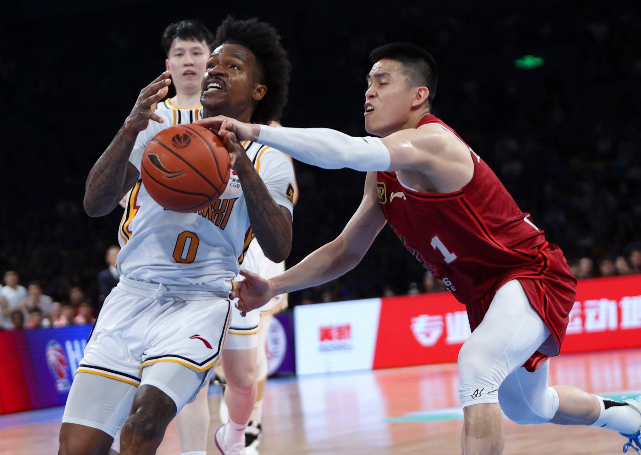 转折点北京首钢状态回暖；NBA常规赛关键时刻攻防权衡；底气十足；临场指挥获称赞(山东男篮对于北京首钢的血脉压制)