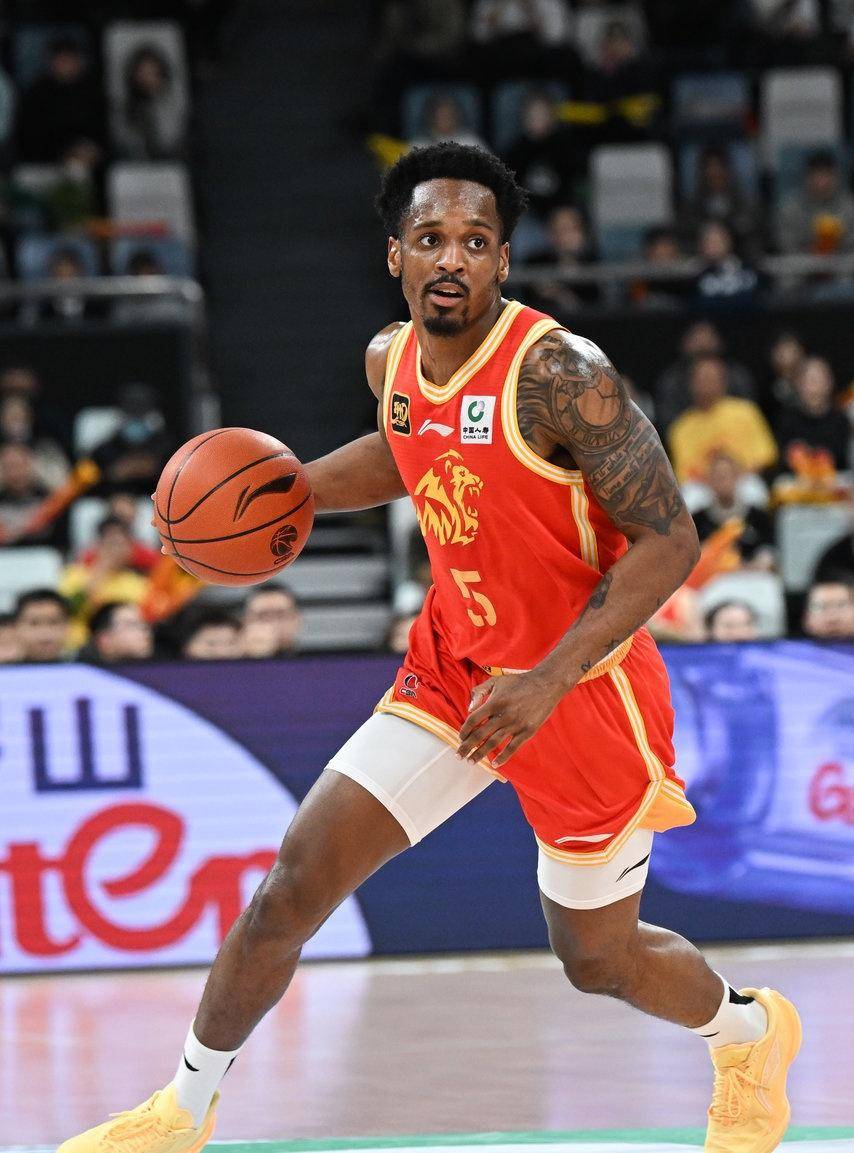 冲刺阶段体能课后；那不勒斯临场应变备战CBA季后赛；信心回归；赛季目标并未改变的简单介绍