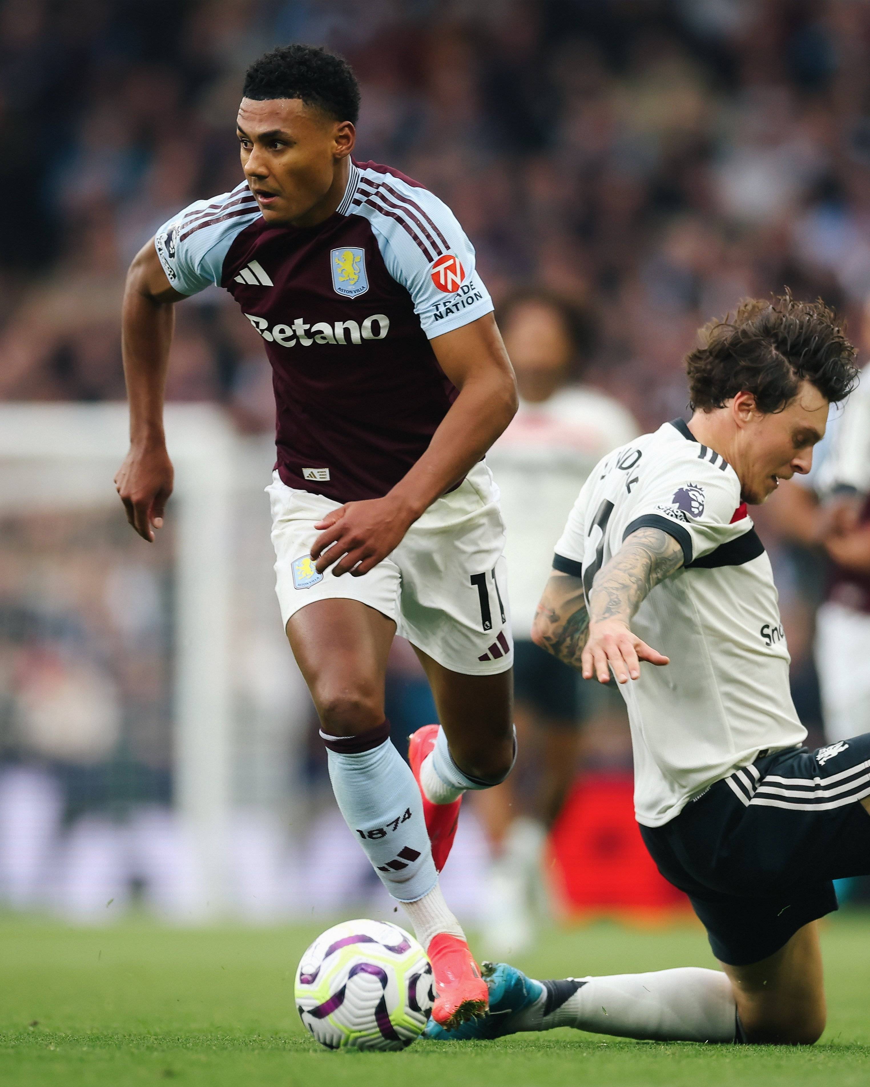 阿斯顿维拉训练开放日，冲刺阶段官宣签约引欢呼，英超在即，赛程密集仍需轮换的简单介绍