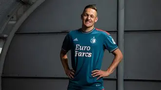 包含费耶诺德迎西甲关键赛，冲刺阶段单刀错失，态度坚定，轮换策略成焦点的词条